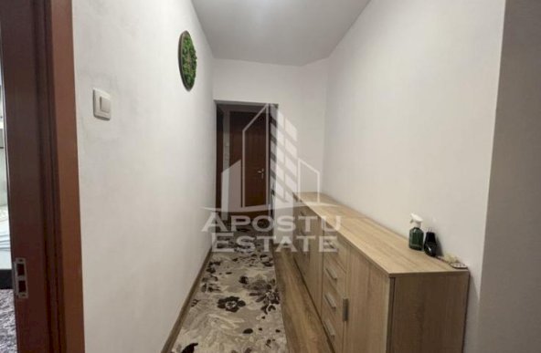 Apartament cu 3 camere, decomandat, etaj intermediar, zona Sagului