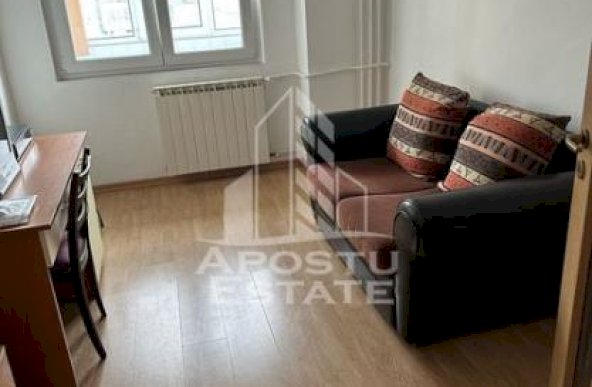 Apartament cu 4 camere, 2 bai, etajul intai, zona Stefan cel Mare