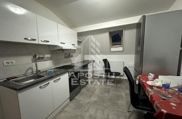 Apartament 3 camere, 2 bai, decomandat, mobilat, zona Dambovita