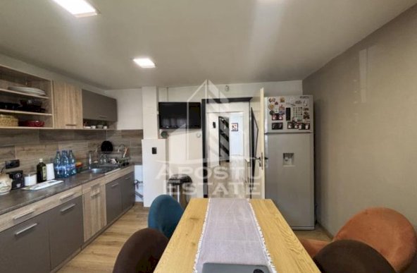 Apartament cu 4 camere pe doua niveluri in zona Stefan cel Mare, garaj