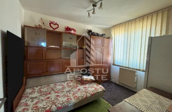 Apartament decomandat cu 3 camere, zona Dambovita