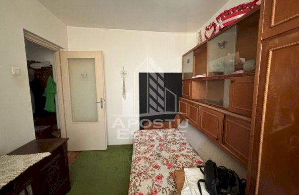 Apartament decomandat cu 3 camere, zona Dambovita