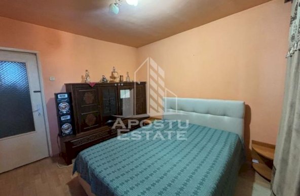 Apartament decomandat cu 3 camere, zona Dambovita