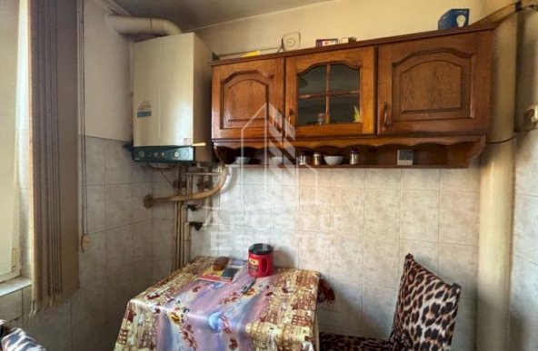 Apartament decomandat cu 3 camere, zona Dambovita