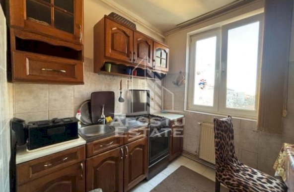 Apartament decomandat cu 3 camere, zona Dambovita