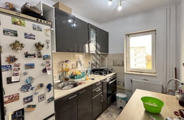 Apartament cu o camera, balcon, etaj intermediar, zona Buziasului