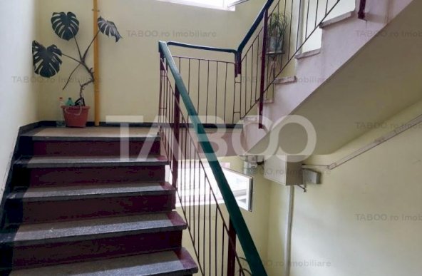 Apartament decomandat de vanzare cu 3 camere pivnita Parcul Sub Arini