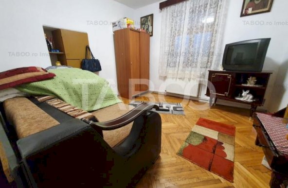 Apartament 3 camere decomandat si curte de vanzare Orasul de Jos