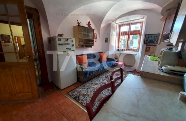 Apartament 3 camere decomandat si curte de vanzare Orasul de Jos