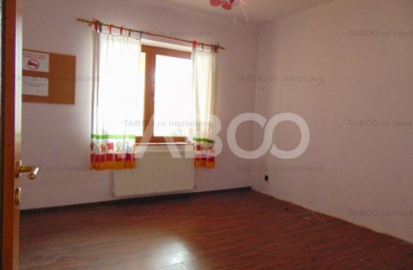 Casa cu 11 camere si teren de 570 mp in zona Terezian de inchiriat