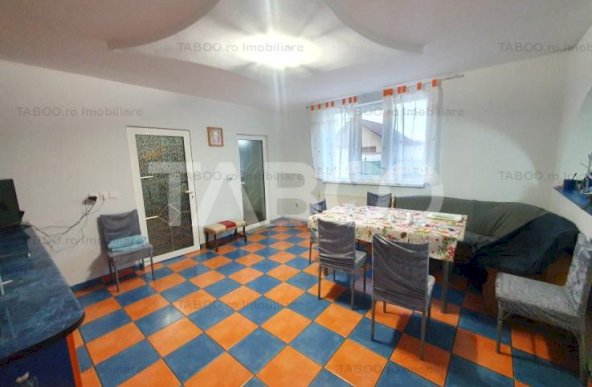 Casa individuala cu 7 camere 2 fronturi 1000 mp teren in Sura Mare 