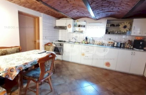 Casa individuala 6 camere de vanzare 250 mpu 361 mp teren zona Lupeni