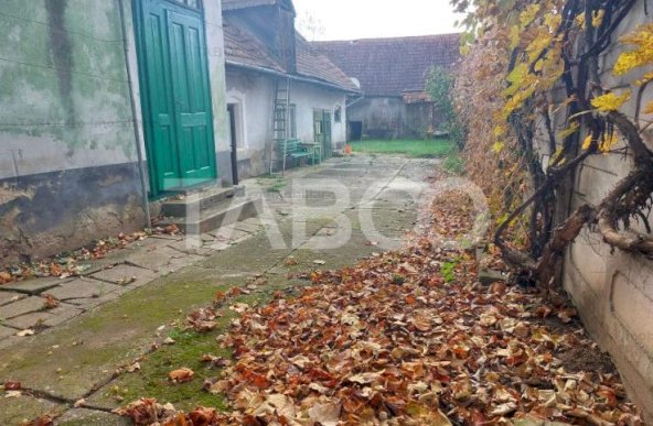 Casa la 30 km de Sibiu 4 camere anexe teren 1112 mp Marpod