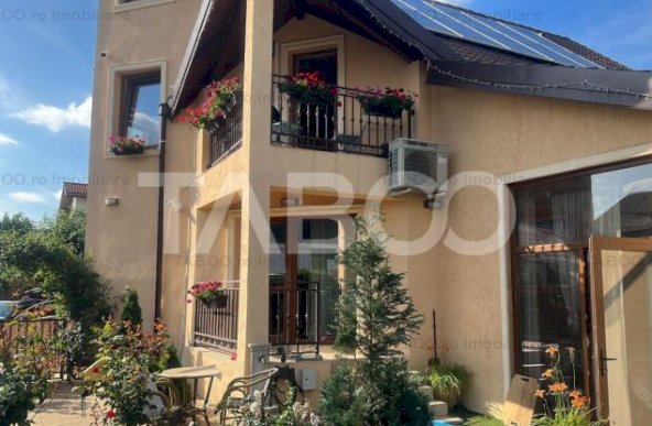 Casa individuala de vanzare cu garaj gradina si panouri fotovoltaice