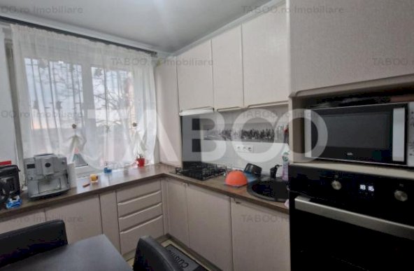 Apartament de vanzare cu 3 camere si balcon la etajul 3 Terezian Sibiu