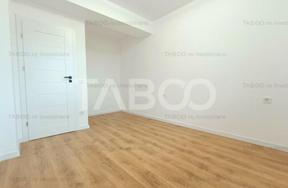 Apartament 3 camere cu loc de parcare si 2 blacoane etaj intermediar