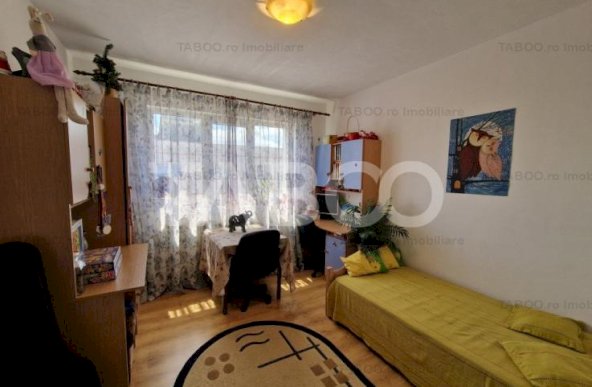 Apartament bloc cu lift 3 camere decomandat 64 mp pivnita Vasile Aaron