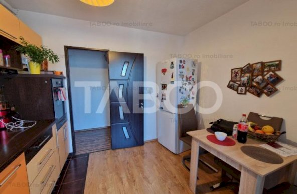 Apartament bloc cu lift 3 camere decomandat 64 mp pivnita Vasile Aaron