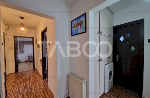 Apartament bloc cu lift 3 camere decomandat 64 mp pivnita Vasile Aaron