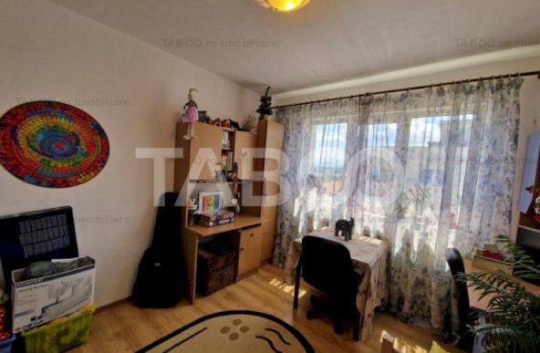 Apartament bloc cu lift 3 camere decomandat 64 mp pivnita Vasile Aaron