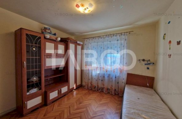 Apartament decomandat 76 mp utili 3 camere 2 bai bloc cu lift Terezian