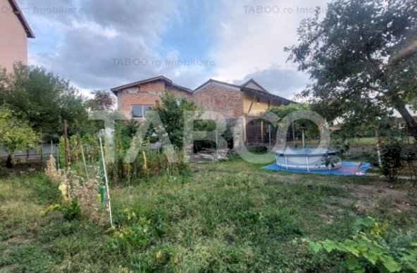 Casa de vanzare cu teren 763 mp si 5 camere 178 mpu zona Lupeni Sibiu