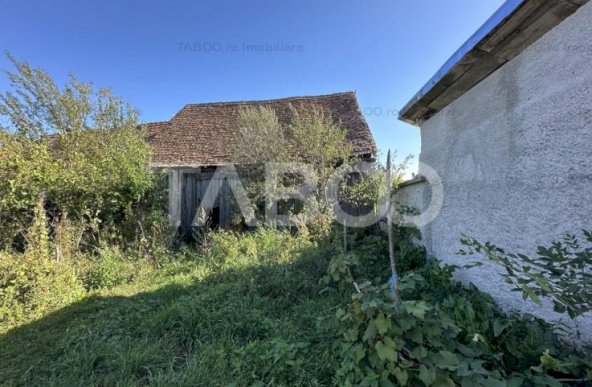 Casa de vanzare 4 camere anexe gospodaresti 1818 mp teren in Parau