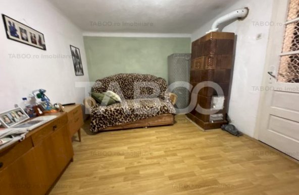 Casa de vanzare 4 camere anexe gospodaresti 1818 mp teren in Parau