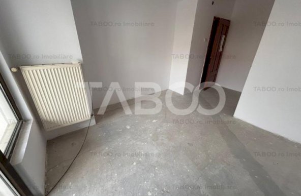 OPORTUNITATE PENTRU INVESTITIE 15 camere 9 bai 400 mpu in Strand Sibiu