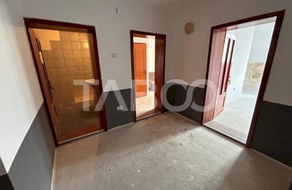 Spatiu comercial de inchiriat 15 camere 9 bai 400 mpu in Strand Sibiu