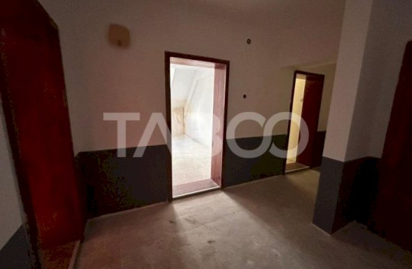 Spatiu comercial de inchiriat 15 camere 9 bai 400 mpu in Strand Sibiu