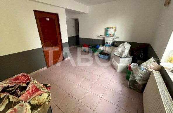 Spatiu comercial de inchiriat 15 camere 9 bai 400 mpu in Strand Sibiu