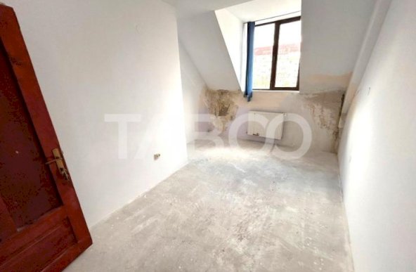 Spatiu comercial de inchiriat 15 camere 9 bai 400 mpu in Strand Sibiu