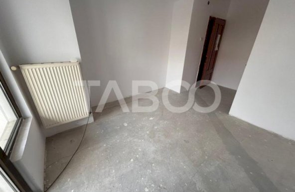 Spatiu comercial de inchiriat 15 camere 9 bai 400 mpu in Strand Sibiu