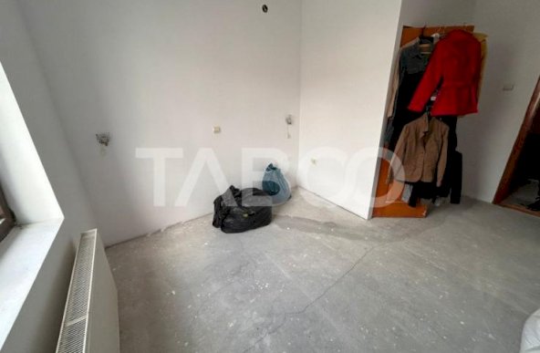 Spatiu comercial de inchiriat 15 camere 9 bai 400 mpu in Strand Sibiu