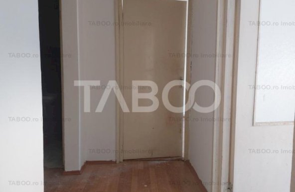 Apartament 65 mp 3 camere decomandate 2 bai pivnita zona Siretului