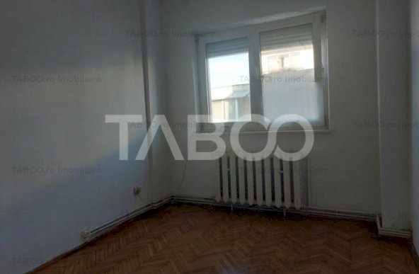 Apartament 65 mp 3 camere decomandate 2 bai pivnita zona Siretului