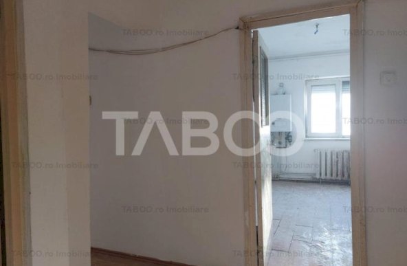 Apartament 65 mp 3 camere decomandate 2 bai pivnita zona Siretului