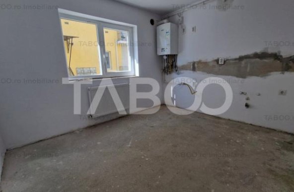 Apartament de vanzare cu 3 camere si 2 balcoane cu bucatarie separata