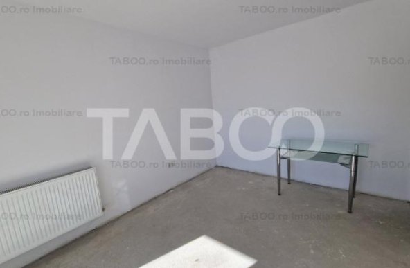 Apartament de vanzare cu 3 camere si 2 balcoane cu bucatarie separata