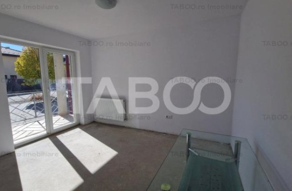 Apartament de vanzare cu 3 camere si 2 balcoane cu bucatarie separata