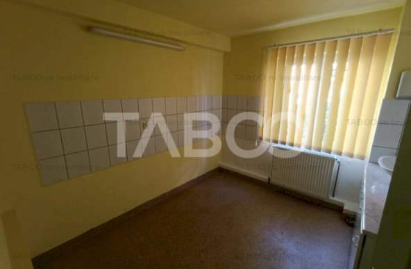 Spatiu comercial 5 incaperi 3 bai 107 mp utili boxa Cetate Alba Iulia