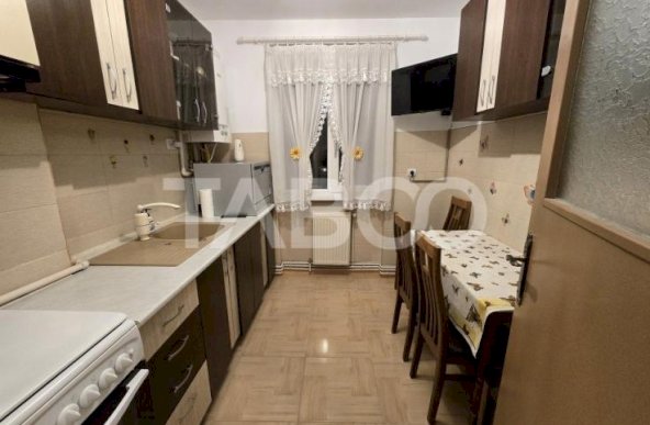 Apartament decomandat de vanzare cu 2 camere balcon boxa Vasile Aaron