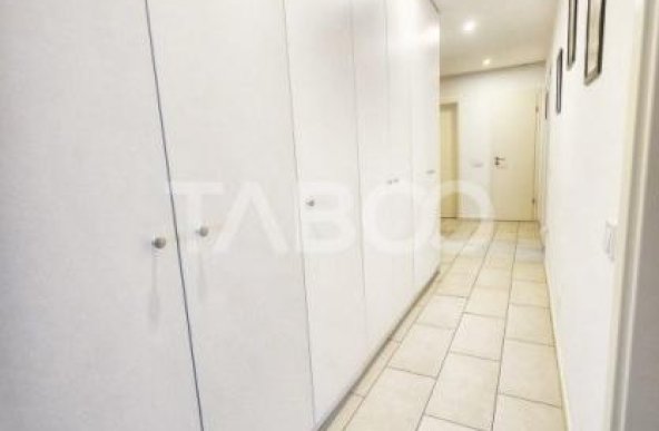 Apartament 3 camere 2 bai de vanzare zona Tractorul loc de parcare