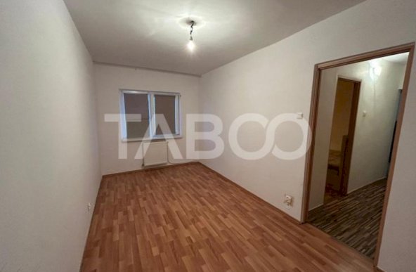 Apartament spatios cu 3 camere si 2 bai in Vasile Aaron