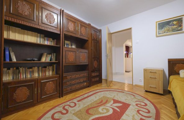 Barbu Vacarescu - Str. Opanez, in bloc 1992 la etajul 1, apartament 3 camere