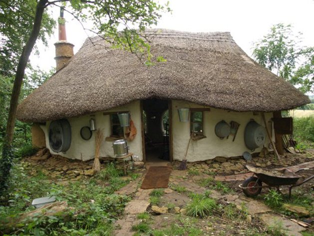 Un englez a construit o casa cu 150 de lire