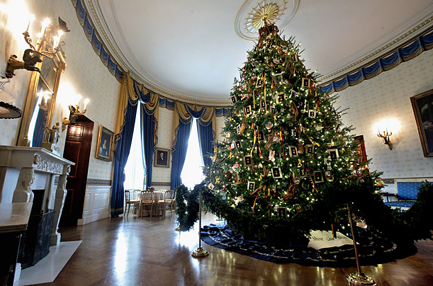 Michelle Obama a decorat Casa Alba cu ornamente de Craciun impreuna cu copiii militarilor americani