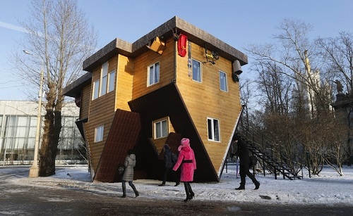 O casa in Rusia a fost construita in intregime cu susul in jos