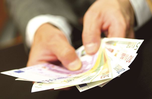Băncile româneşti ar putea vinde credite toxice în valoare de 5-6 mld. euro în acest an